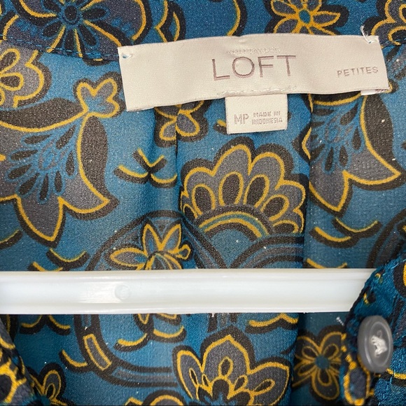 ✨SOLD✨ 🎉3 for $15🎉 LOFT Long Sleeve Button Up Teal Blouse with Floral Design - Picture 4 of 5